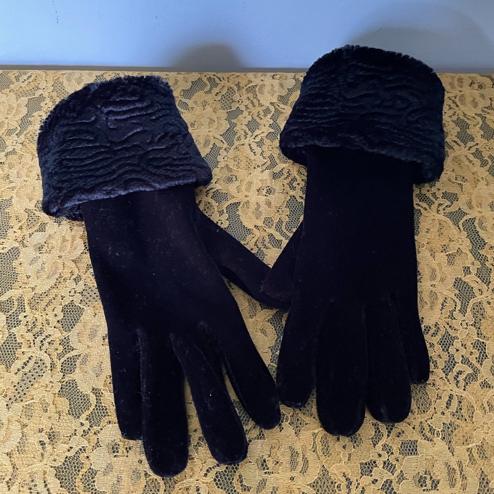 NWOT Elegant Black Velvet Gloves, Size OS - Picture 4 of 4